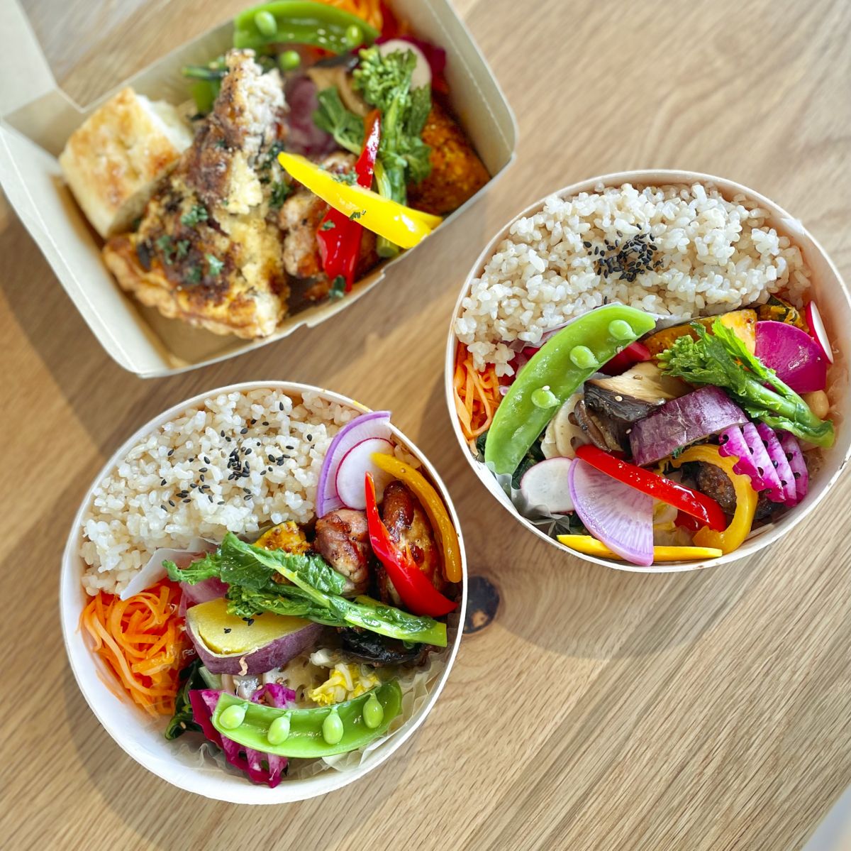 nichi弁当 1188円（左下）、nichiベジ弁当 1080円（右）、キッシュ＆フォカッチャBOX 1080円（左上）／©nichi cafe