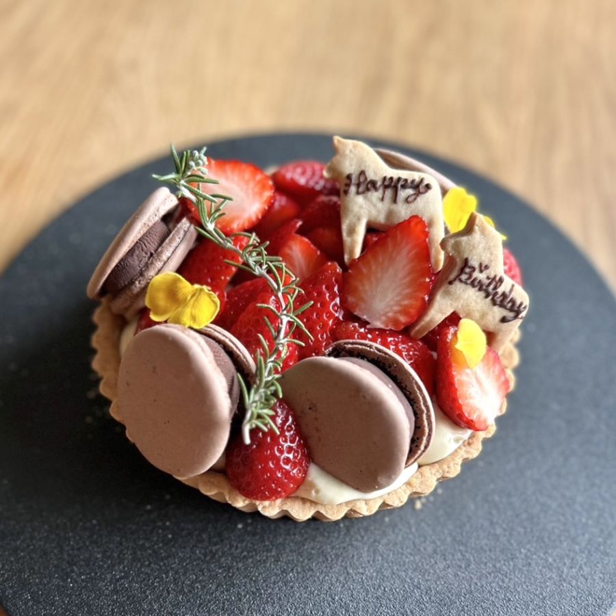 豆乳ホワイトチョコカスタードの季節のイチゴタルト（ホール小16cm）4104円 写真はオプションで＋1個389円のマカロン3個を追加／©nichi cafe