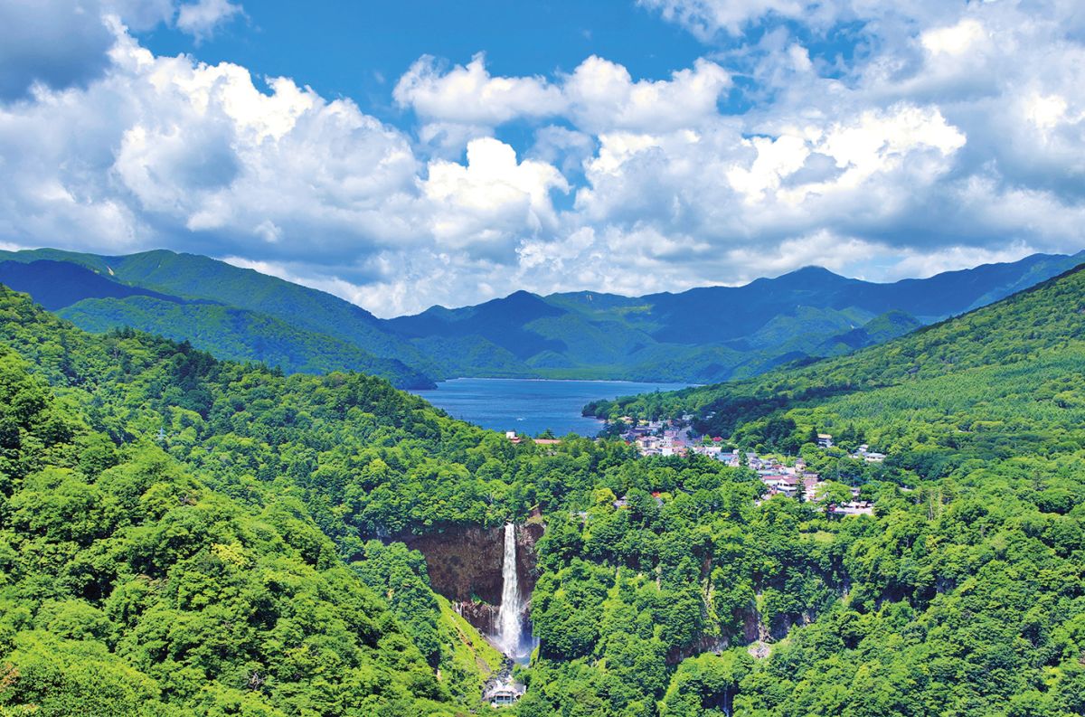 華厳ノ滝と中禅寺湖の組み合わせは見事な眺め