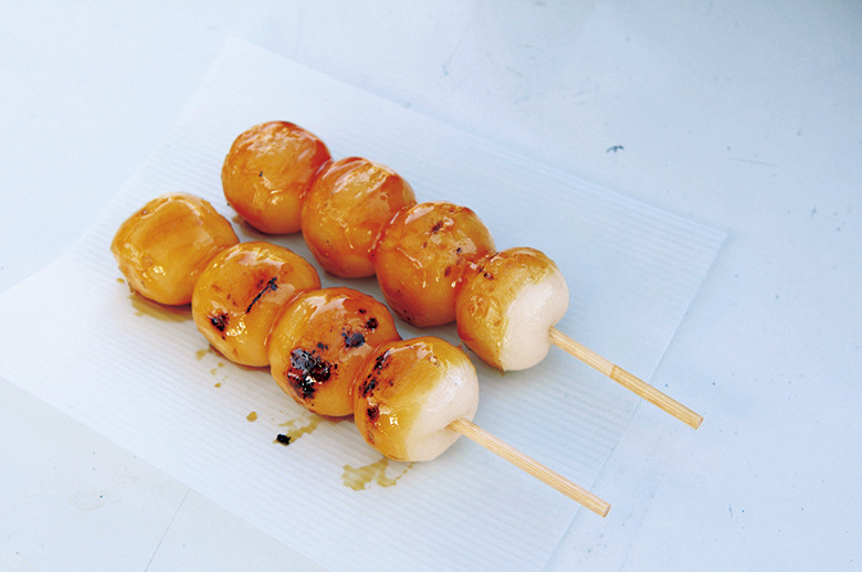 醤油ベースのだんご。焼き立てを提供している