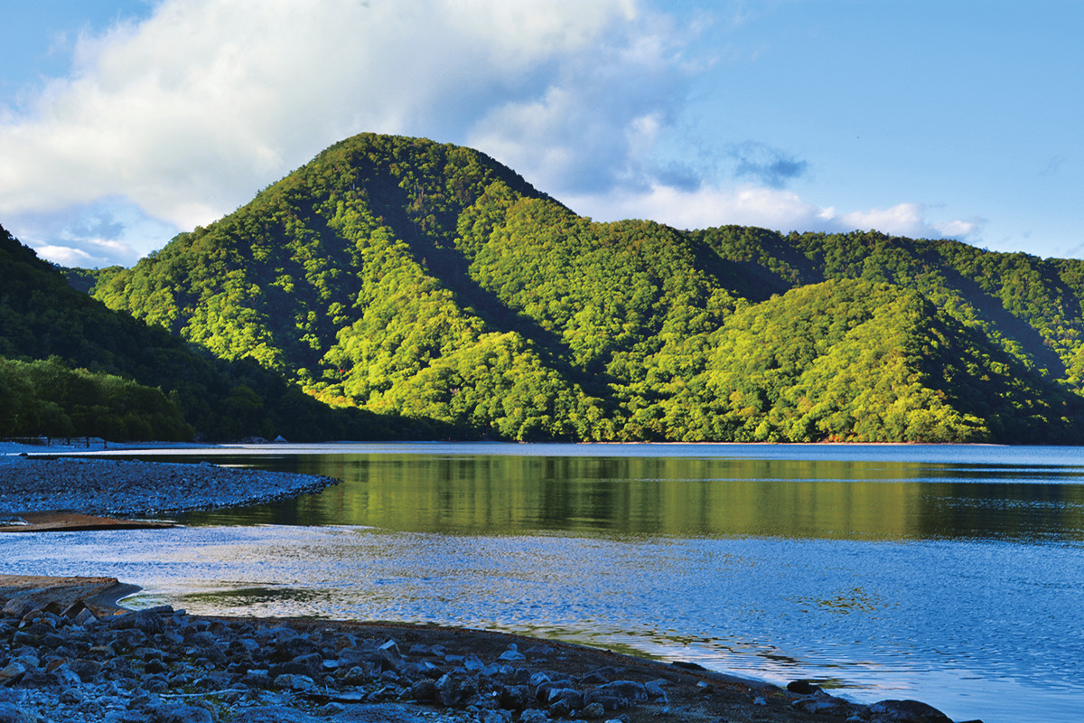 雄大な自然美に心癒される中禅寺湖