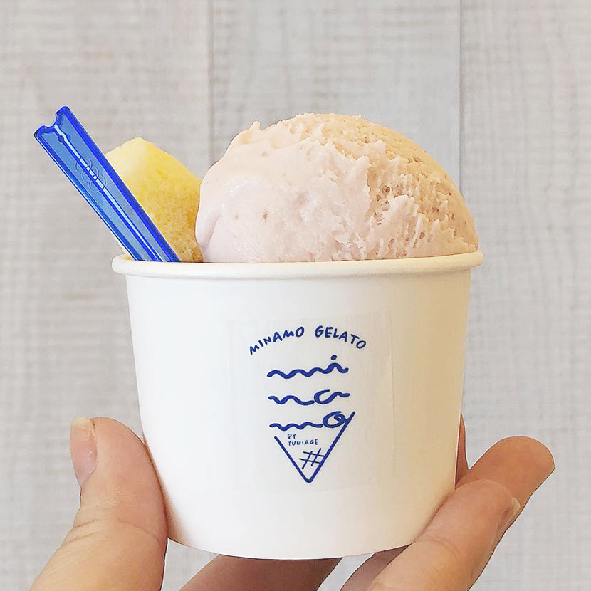 シングル350円、ダブル500円など。写真は人気のフレーバー「あまおういちご」