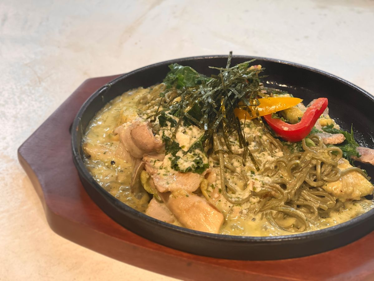 「無農薬野菜のアボカド焼き茶そば」1200円