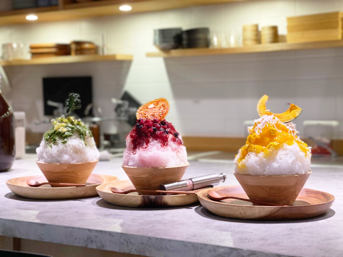 （左から）「深碧（SHINPEKI）」、「緋（AKE）」、「金糸雀（KANARIA）」各1800円