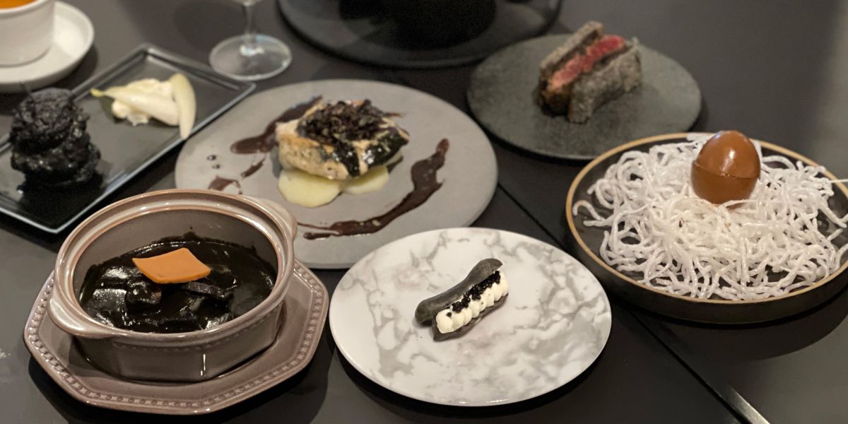 すべてモノクロのギャラリーカフェ「The Unknown Café Gallery Harajuku」|マンガや音楽の発掘も！【イベントレポート】