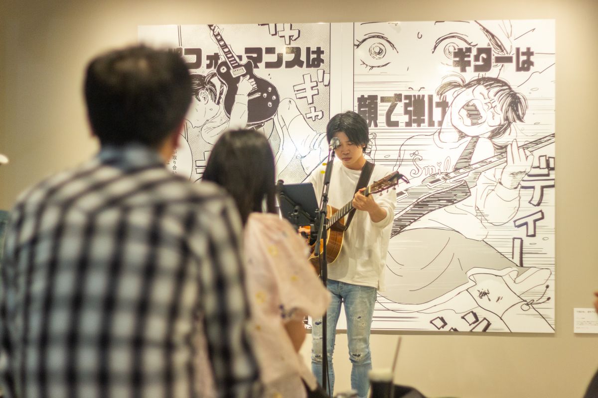 滝沢ジョーさん：愛知県出身の25歳、都内で路上ライブやフリーイベントでの活動をしているシンガーソングライター