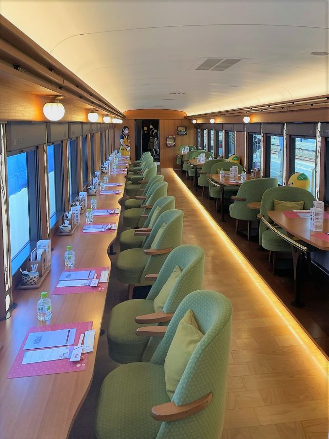 伊予灘ものがたり２号車「黄金の章」の海向きペアシート