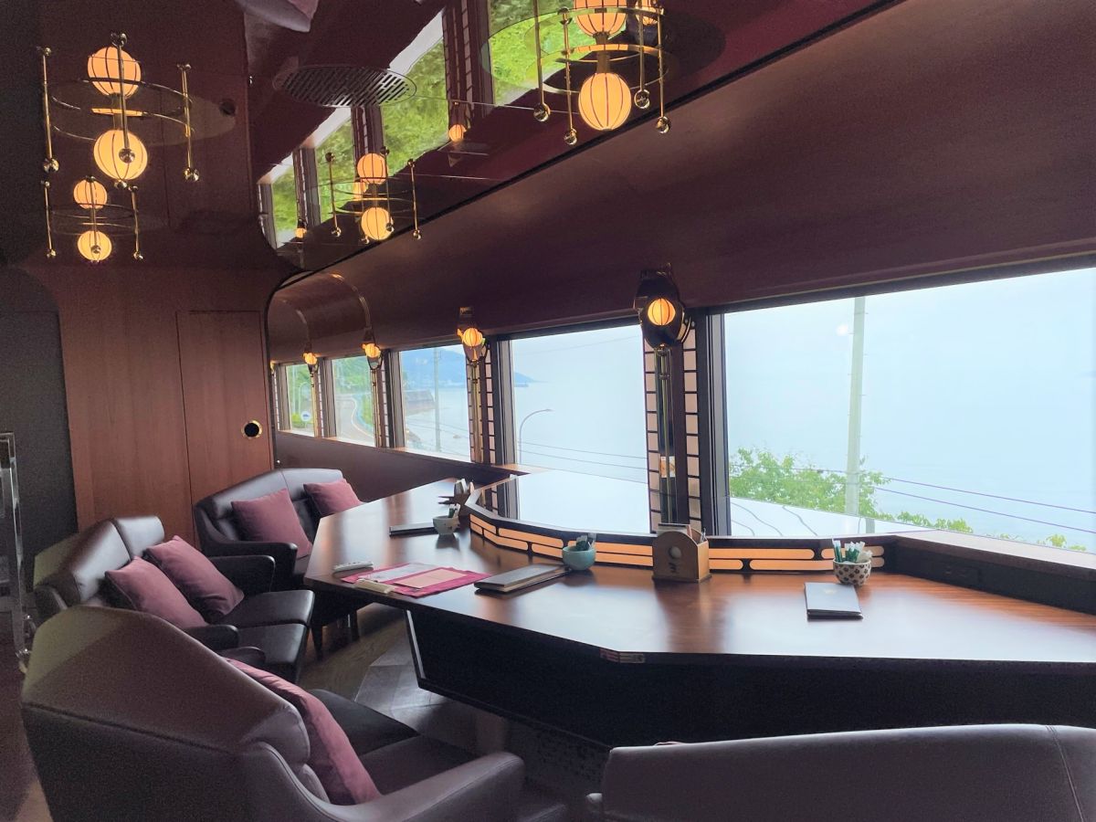 伊予灘ものがたり3号車「陽華の章」