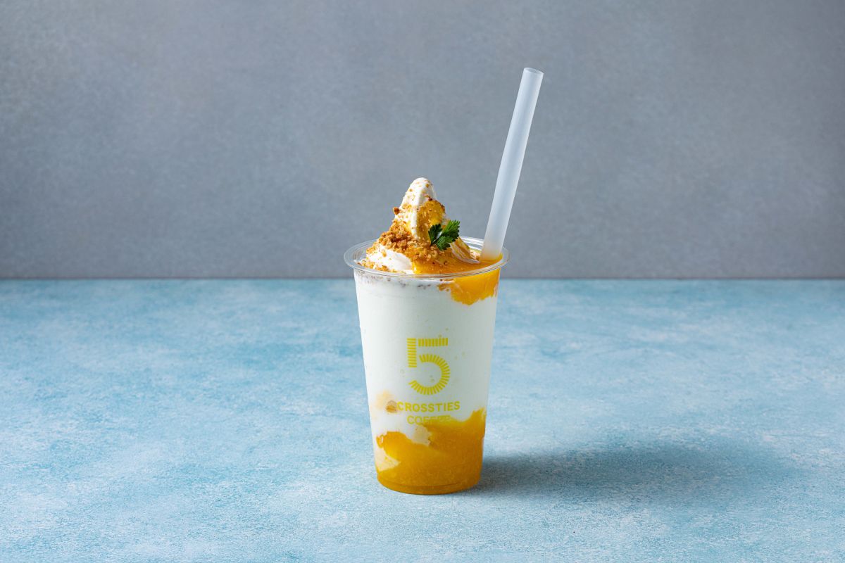 「マンゴーラッシースムージー～ソフトクリームを添えて～」800円（イートイン・テイクアウト ）