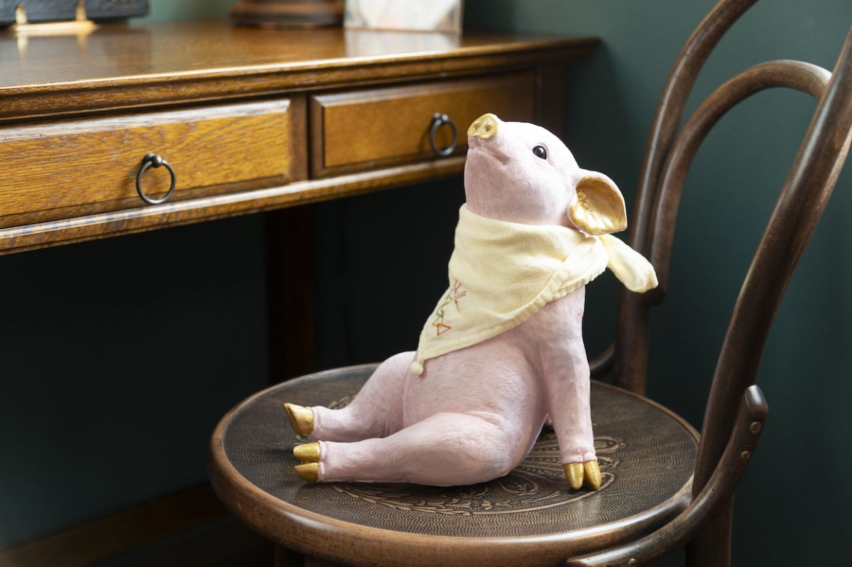 幸せのシンボルとして知られるピンクの豚。トーマスという名前で親しまれています