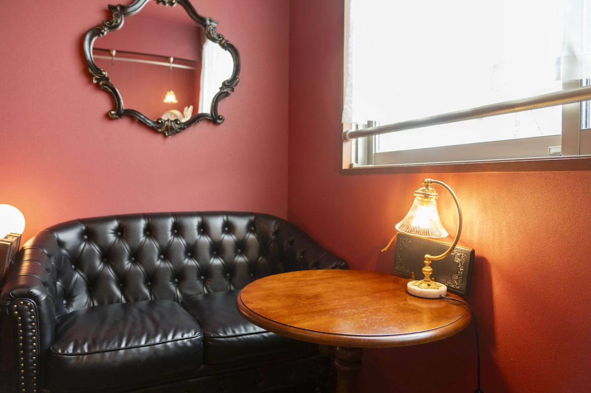 窓辺にはソファ席も。