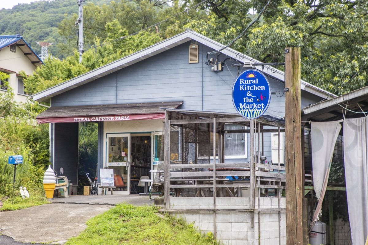 写真のキッチン&ショップで、食事や乳製品が購入できます