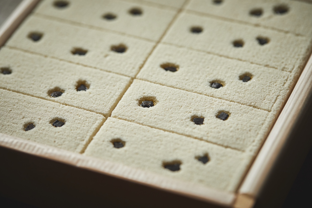 亀末廣のお菓子「絹のしずく」