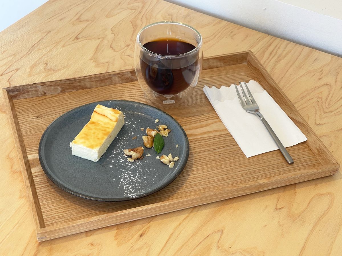 (左から)「低糖質・低カロリー チーズケーキ」580円、「ドリップコーヒー エチオピア ゲイシャ」700円