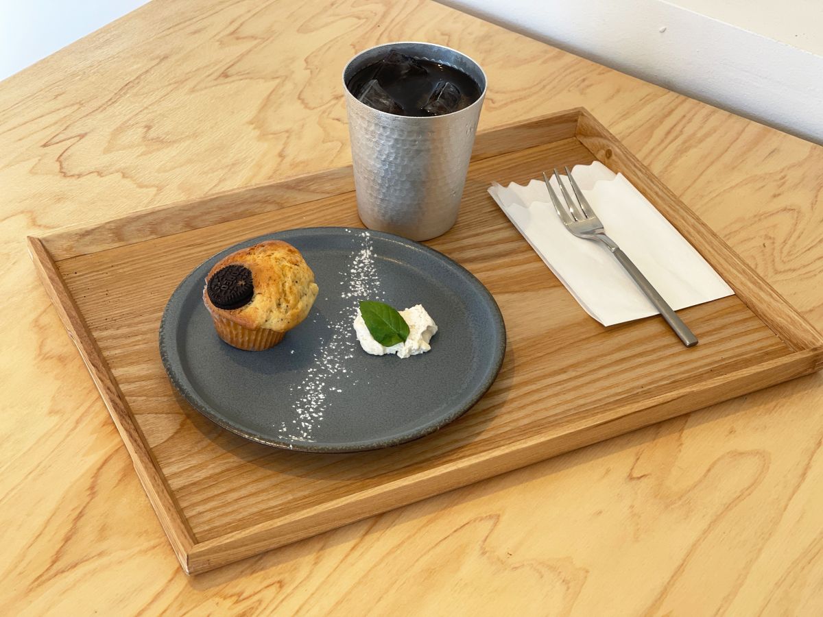 (左から)「日替わりマフィン 小」250円、「コールドブリューアイスコーヒー」550円