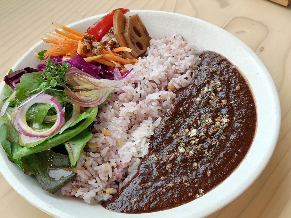 「欧風黒カレーと3種DELIのカレープレート」1280円 ※一日限定10食