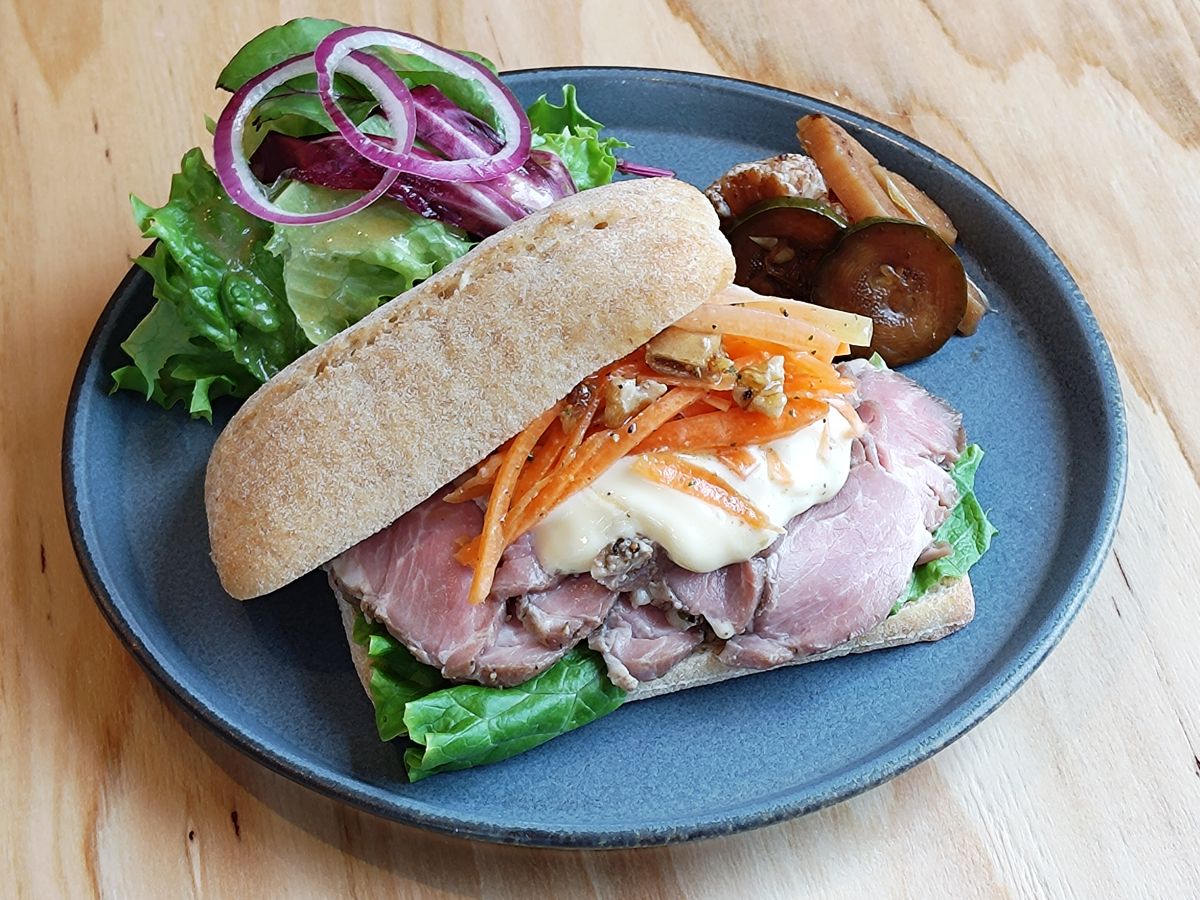 「自家製の低温調理パストラミとキャロットラペのサンド」880円
