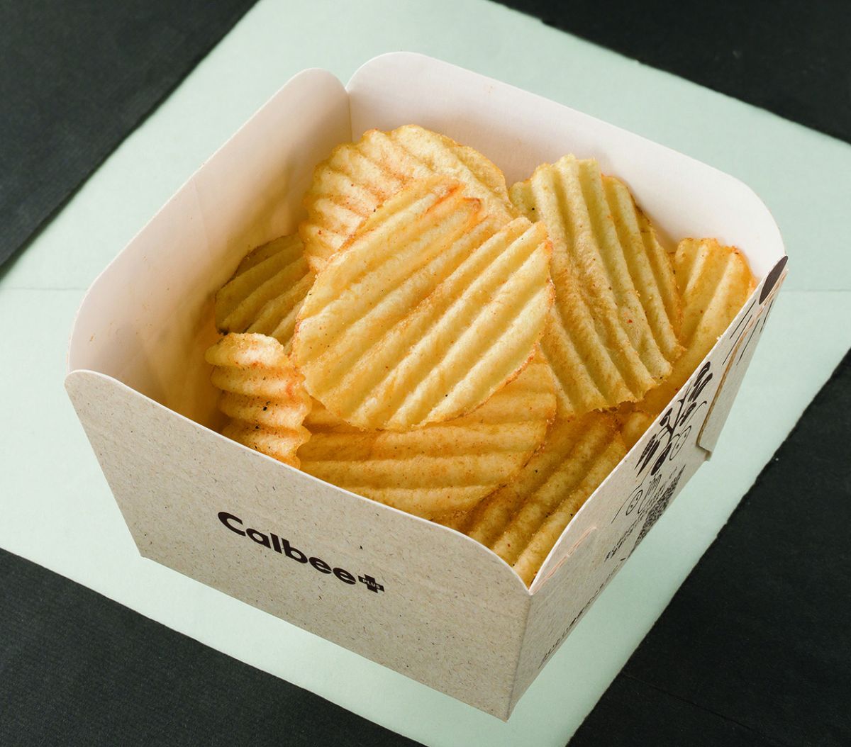 「揚げたてポテトチップス アスパラベーコン味」340円（カルビープラス）