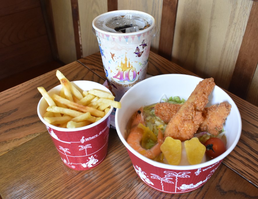 「シェフのおすすめセット」エビとチキンテンダーの冷やし麺（ゆず塩）、はんぺん添え、フレンチフライポテト、 ソフトドリンクのチョイス　1440円