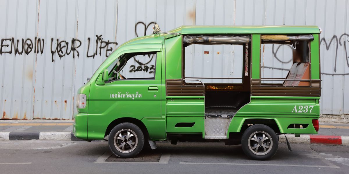 緑色のトゥクトゥク