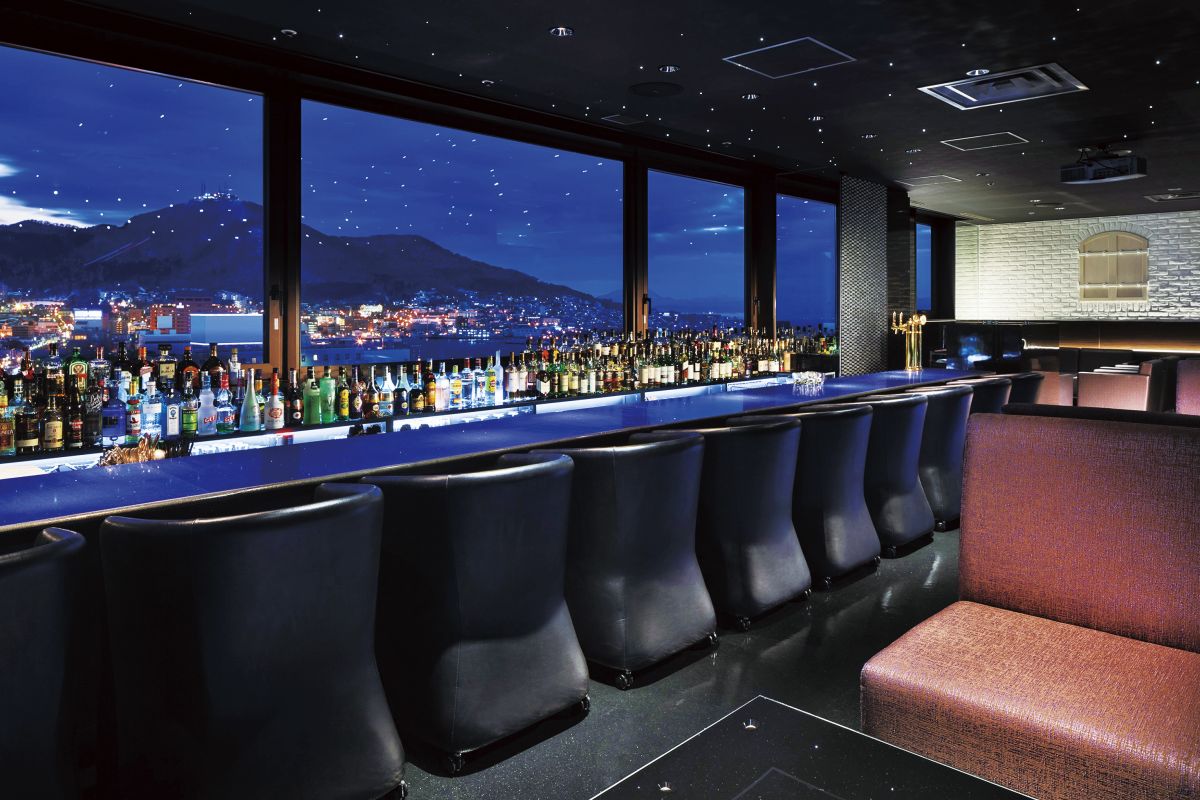 正面には函館山、 眼下には海と街並みのコントラストが広がる