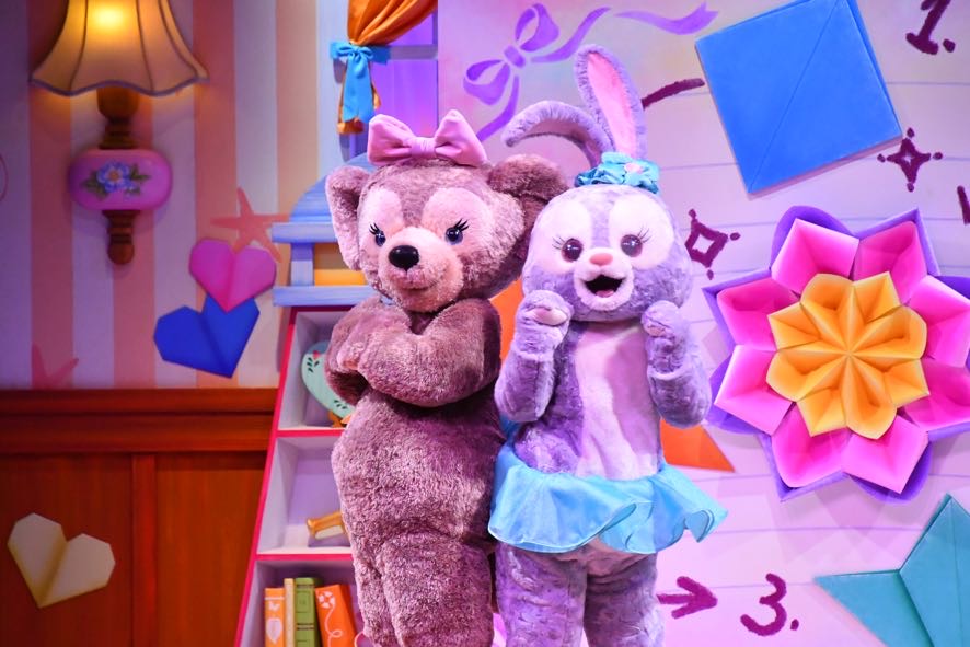 シェリーメイとステラ・ルーはパーティーの飾りつけを担当。折り紙で作る飾りをダンスで覚えやすくしてくれます