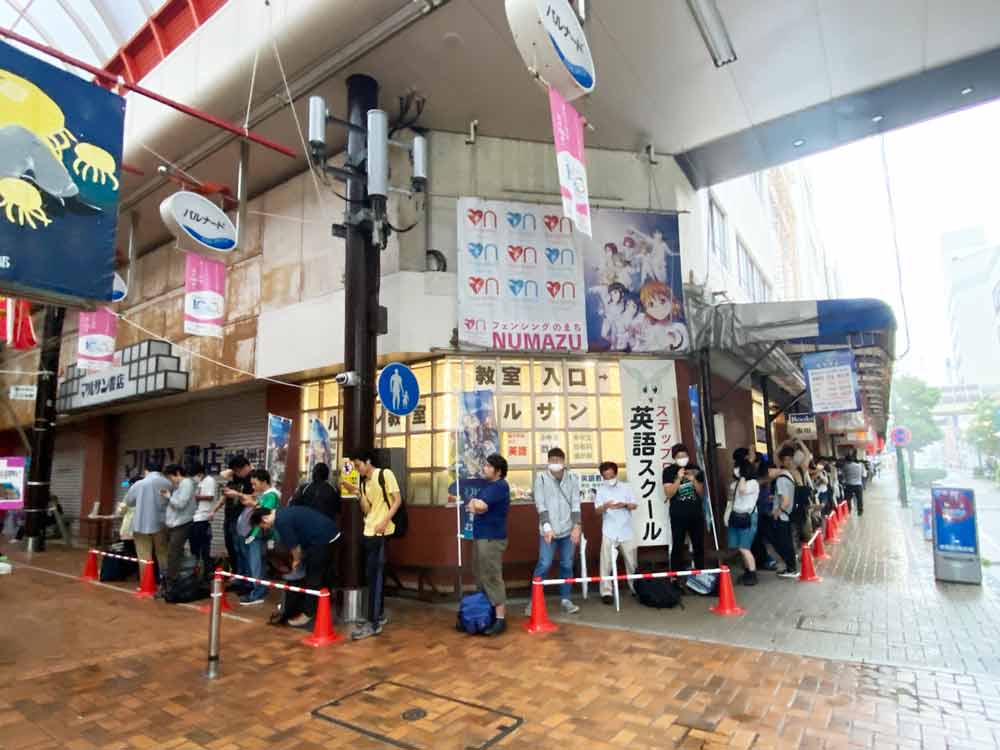 開店前から数百人の行列が！