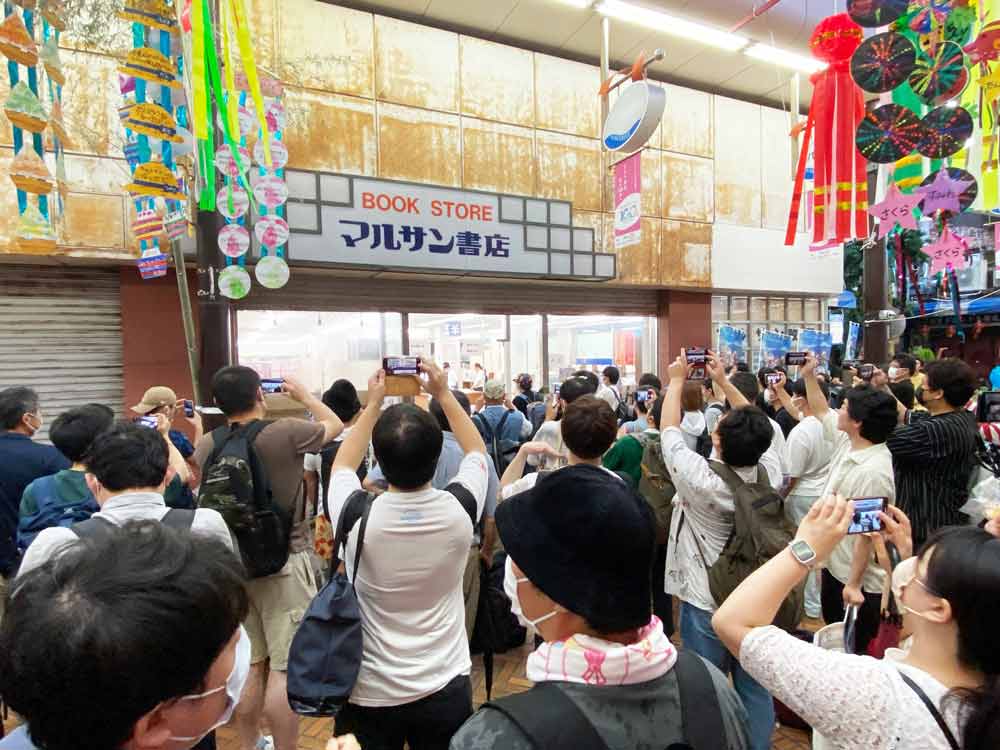 シャッターがあがる瞬間