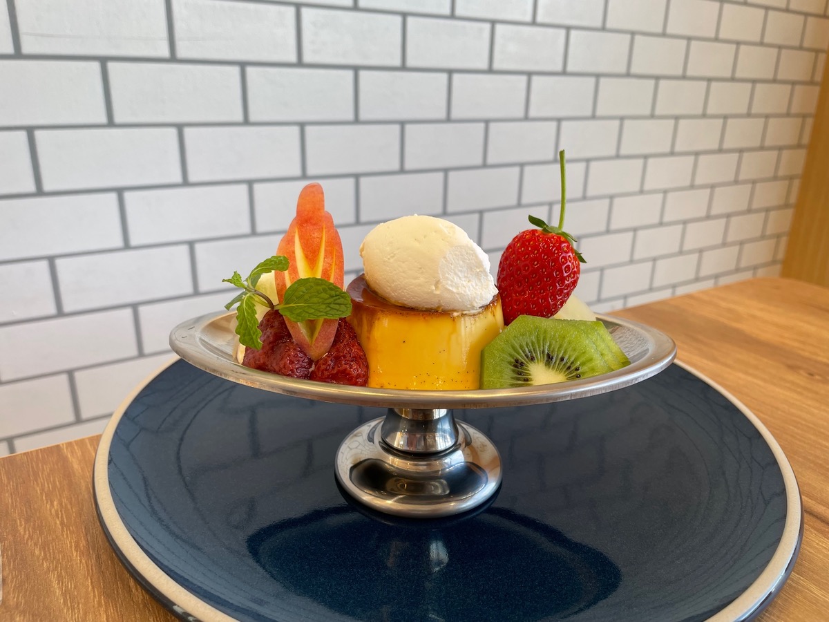 「「季節のプリンアラモード」800円はフルーツがたくさん！