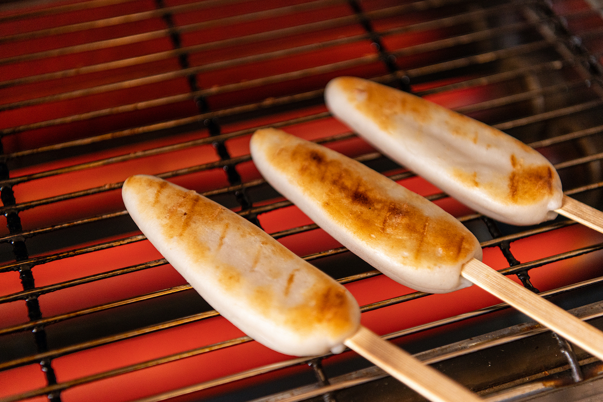 佐々直では笹かまの手焼き体験（1本200円）ができる