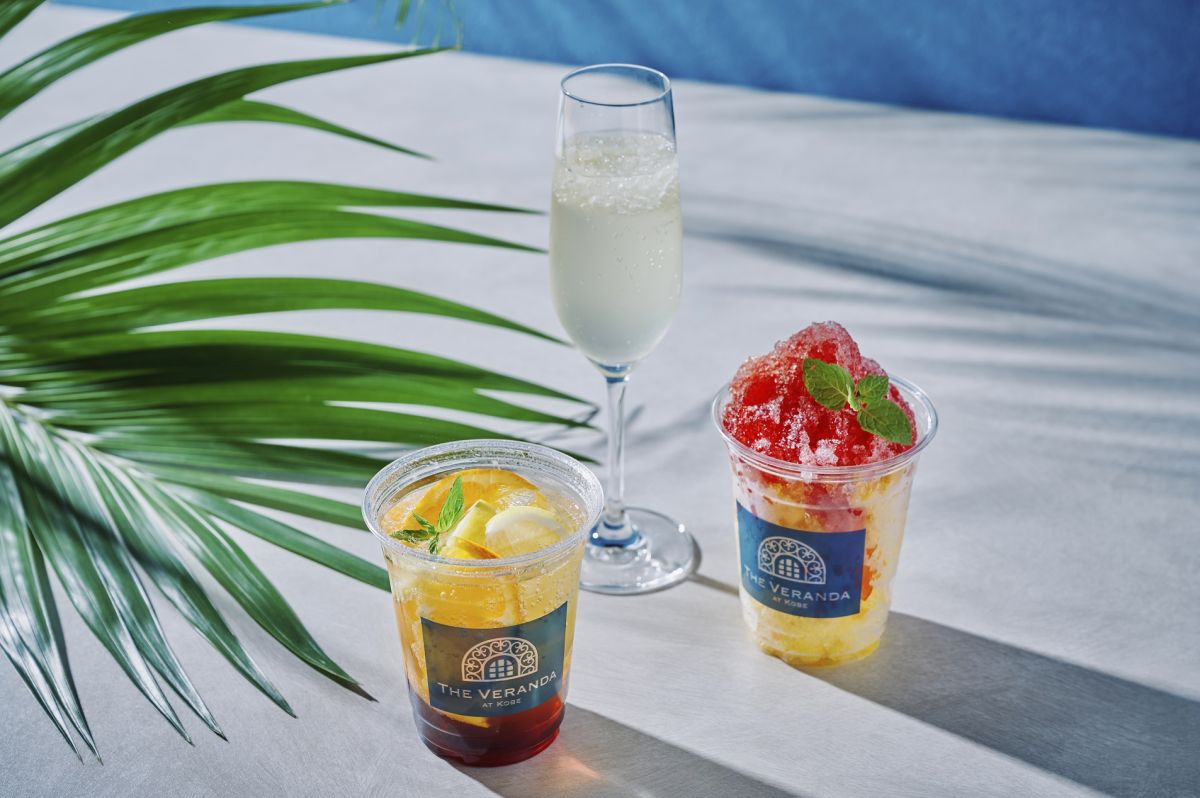 奥から半時計まわりに、フローズンスパークリングワイン、オレンジとレモンのティーソーダ、ハーブフラッペ（ハイビスカスマンゴー）