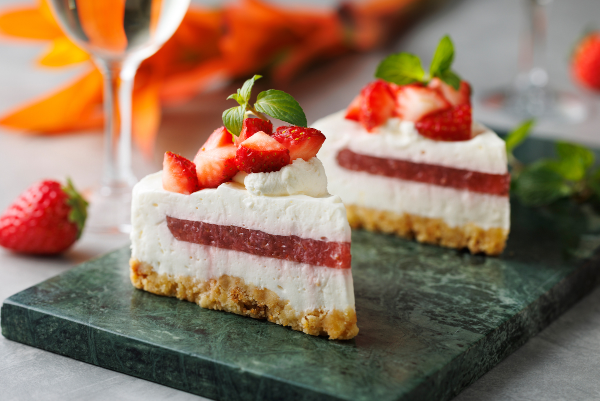 「いちごのさわやかレアチーズ（太子堂店限定）」650円（税込　テイクアウト702円 / イートイン715円）