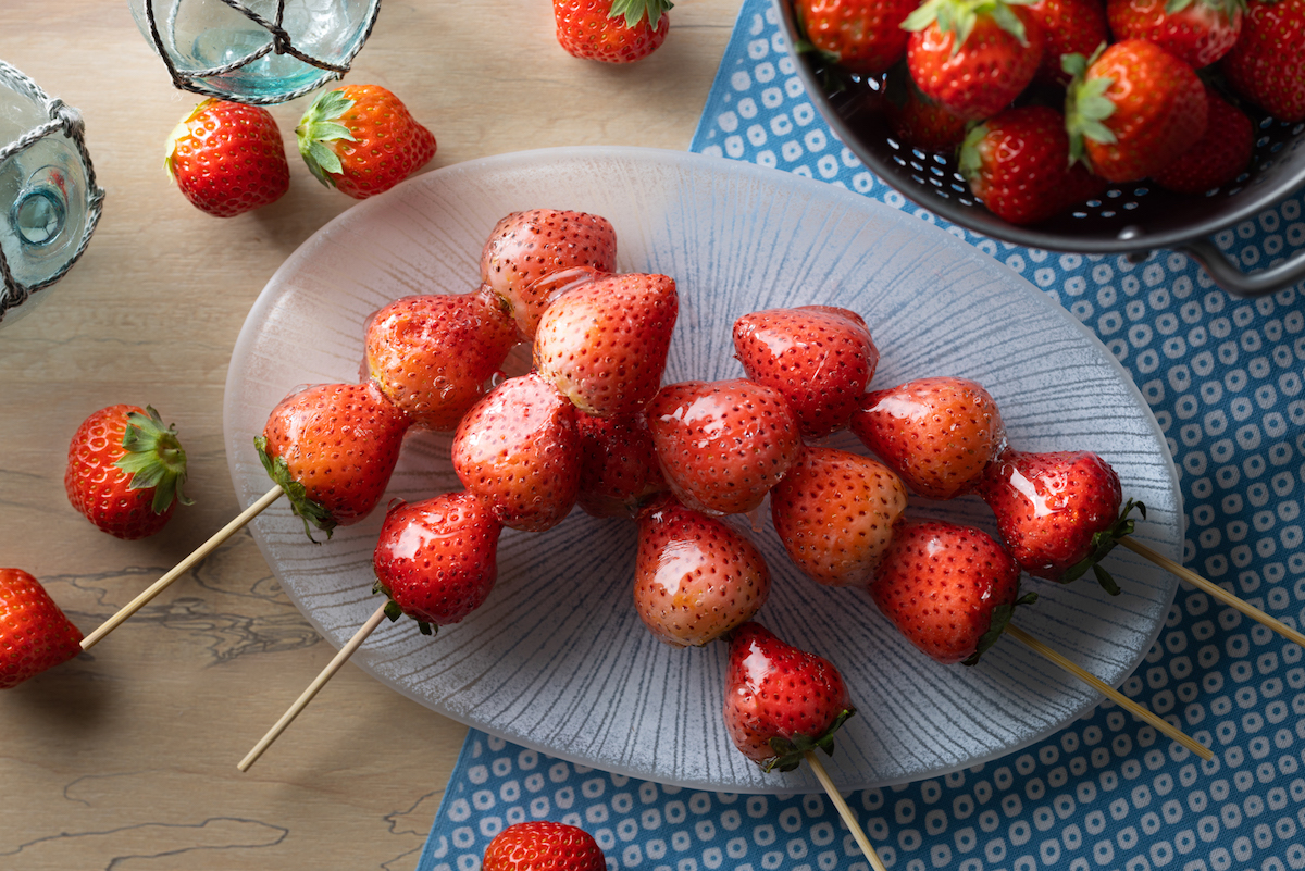 「いちご飴」463円（税込　テイクアウト500円）