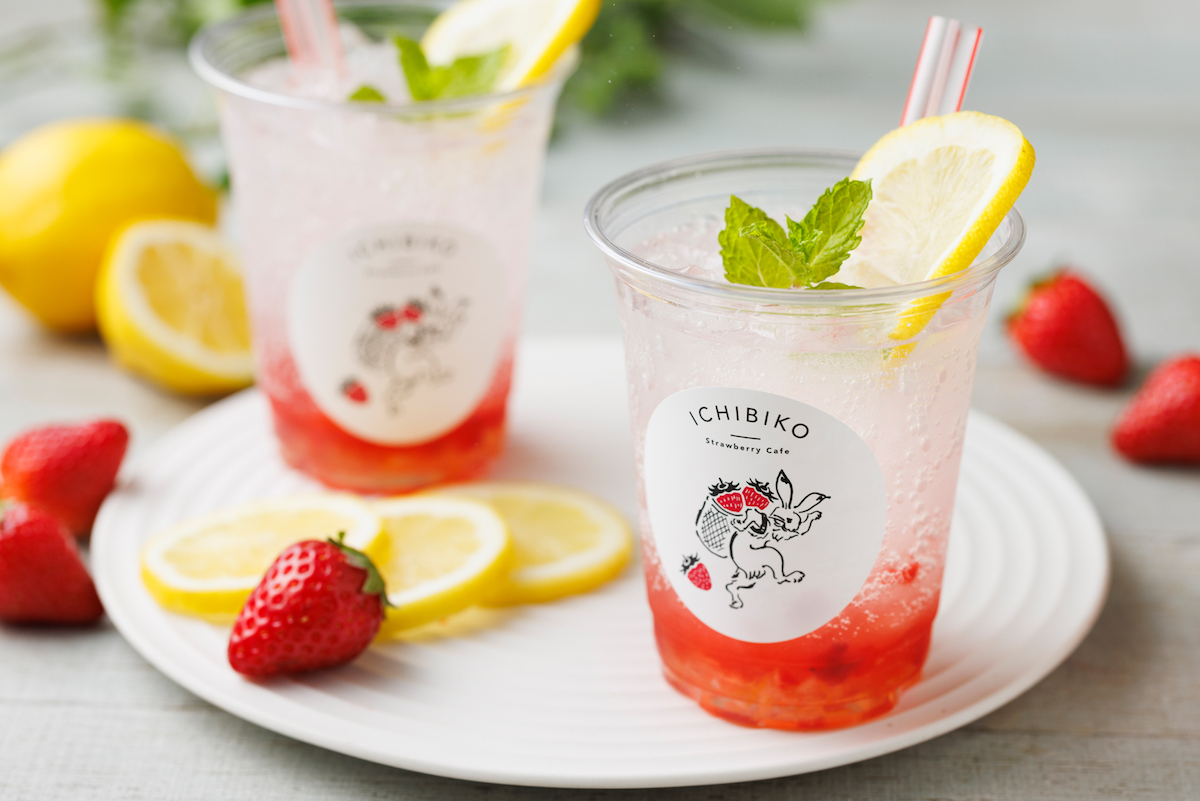 「いちごのレモネードソーダ」650円（税込　テイクアウト702円 / イートイン715円）