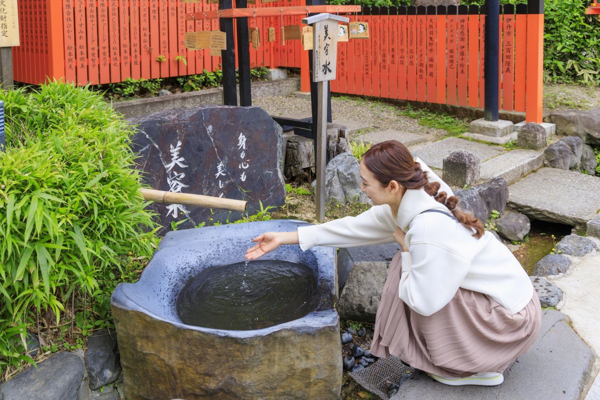八坂神社 美御前社 美容水
