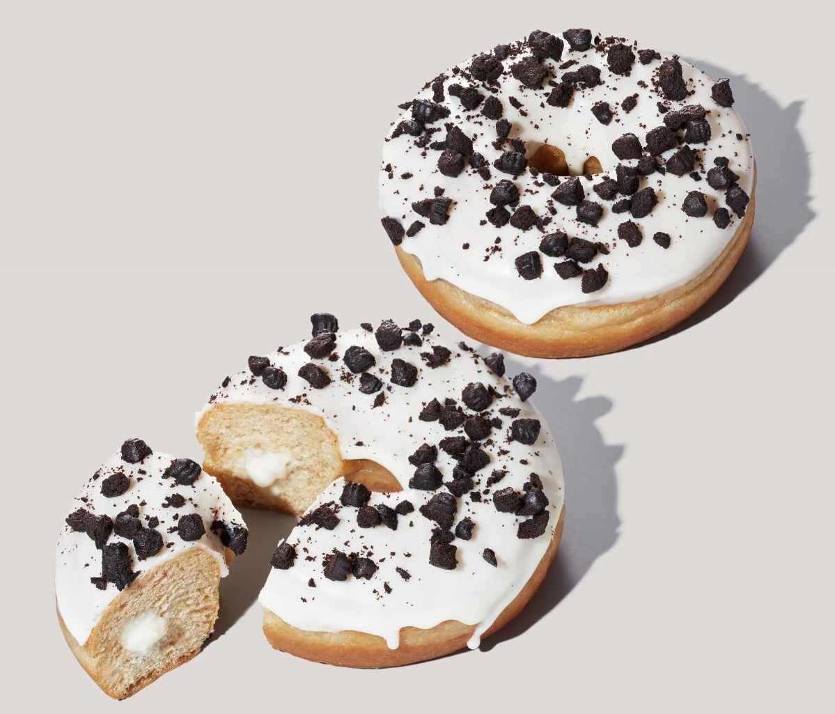 「クッキー&クリームドーナツ」285円（持ち帰り）290円（店内利用）