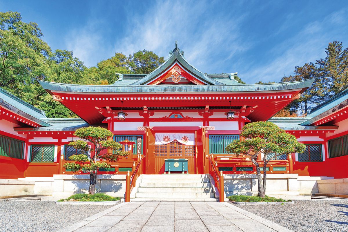 高台に立つ格式ある朱塗りの社殿。 一の鳥居から石段を229段上る