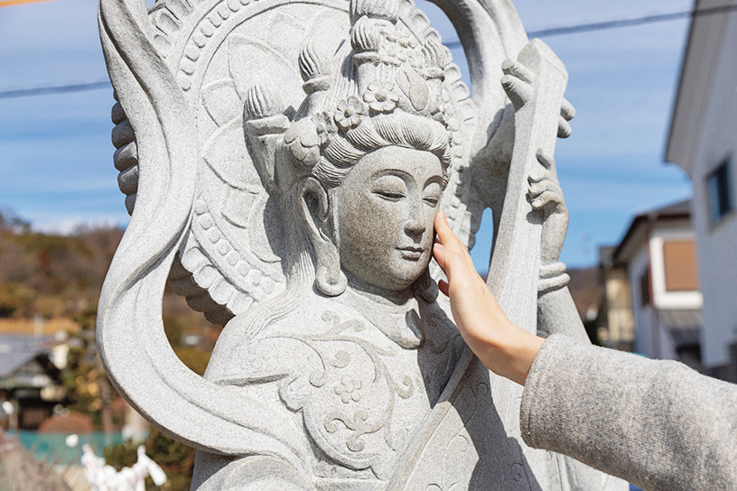 美人弁天を撫 でてご利益を授 かろう