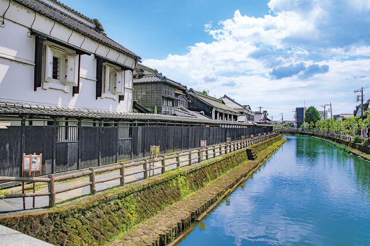 川沿いには白壁土蔵 のレトロな建物が並ぶ