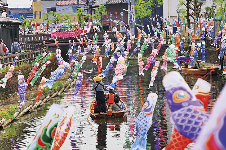 春の「うずま鯉のぼ り」で見られる光景