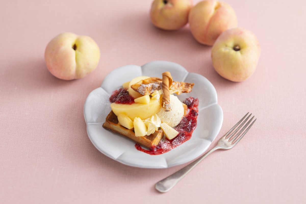 「おかやま白桃のカスタードワッフル　ベリーソース添え」