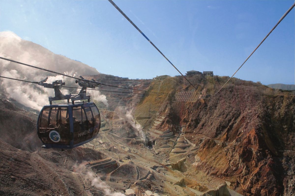 大涌谷駅前の展望スポッ トやロープウェイから望めます