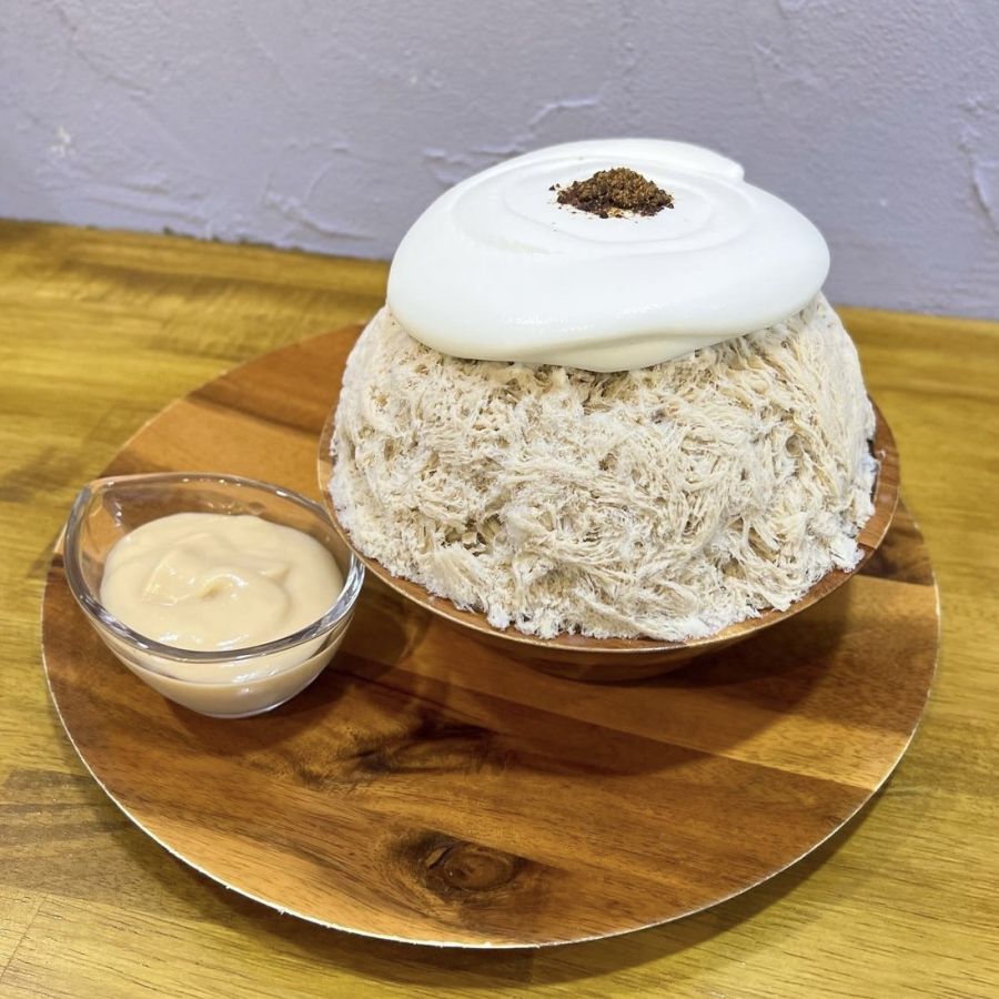 「玉砂糖ミルク（通常サイズ）」1400円（トッピング込み） ※写真のトッピングはミルクエスプーマとみそあん