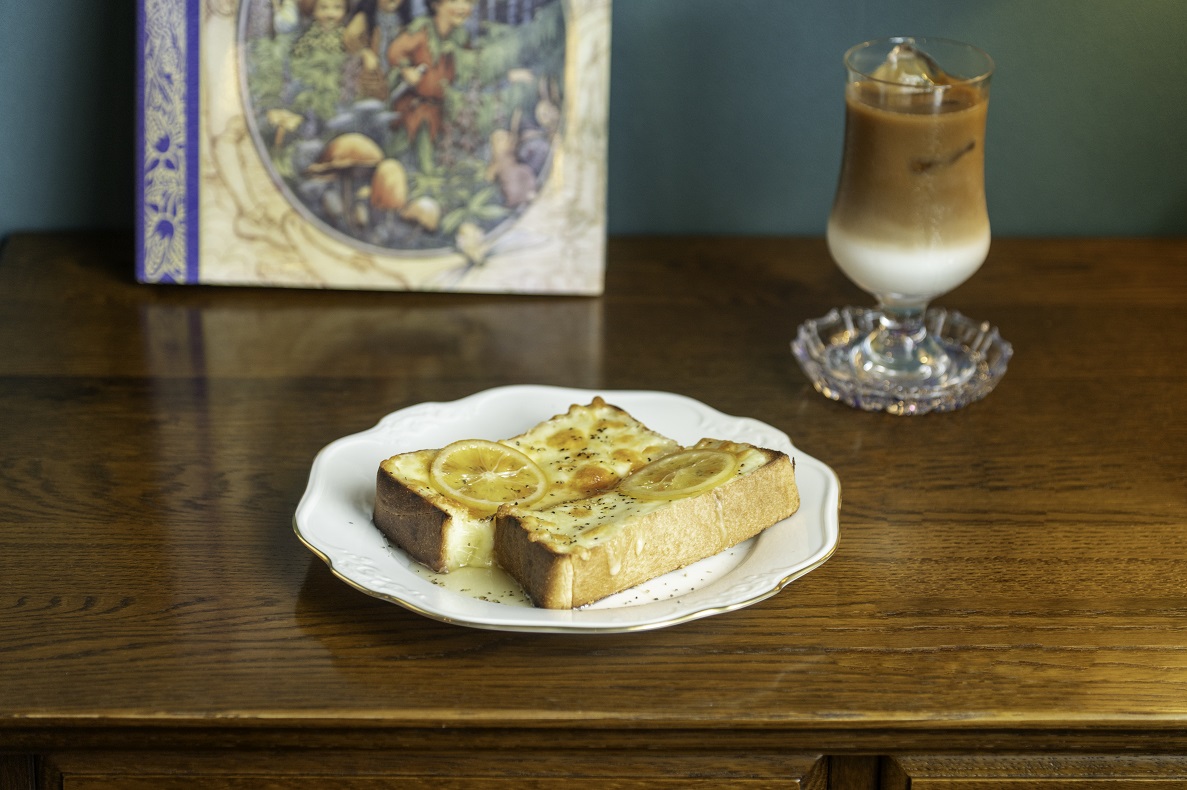 写真左から「ハニーチーズトースト」480円、「アイスカフェオレ」600円
