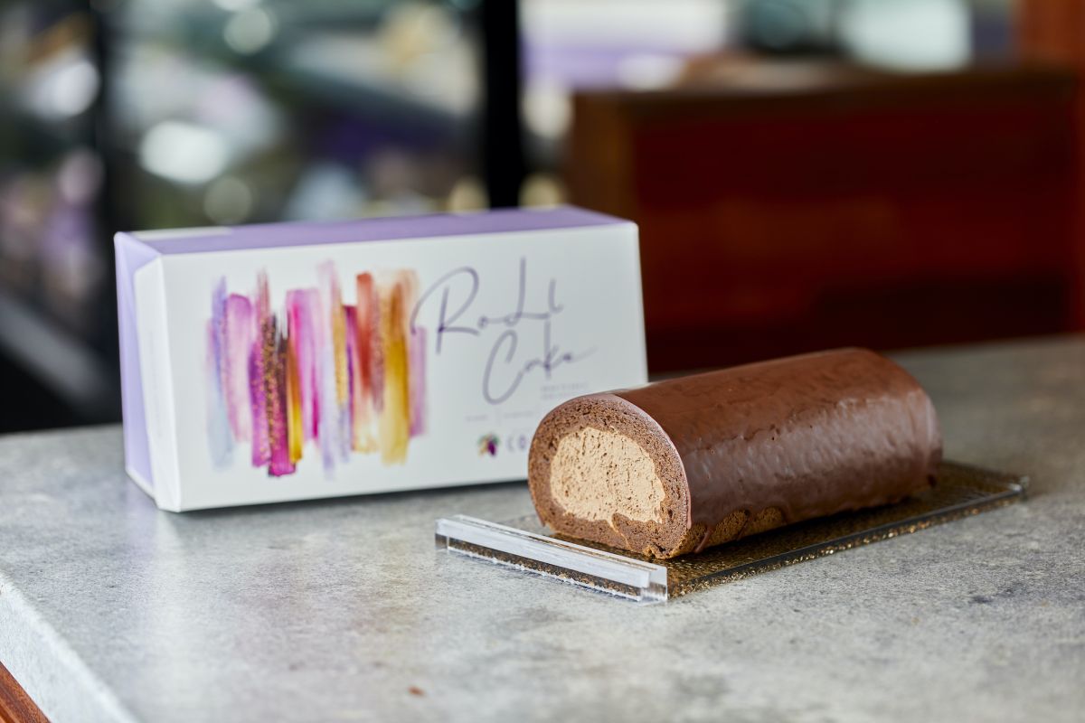 COCOチョコロールケーキ 2430円（日持ち 冷凍で1カ月、解凍後1〜2日）