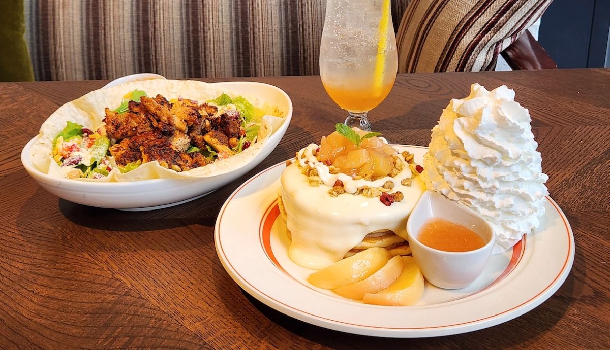 大人気の白桃のパンケーキを「Eggs 'n Things 銀座店」で実食してきた！【ミスター黒猫の東京スイーツトレンドVol.74】