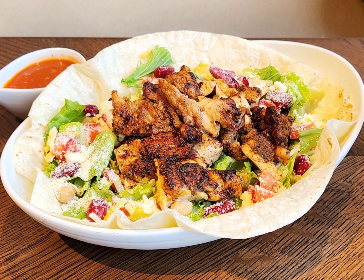 期間限定「ケイジャンチキンサラダ」1628円