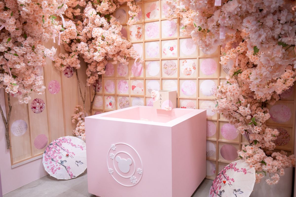 桜のアートフラワー囲まれた、フォトジェニックな店内