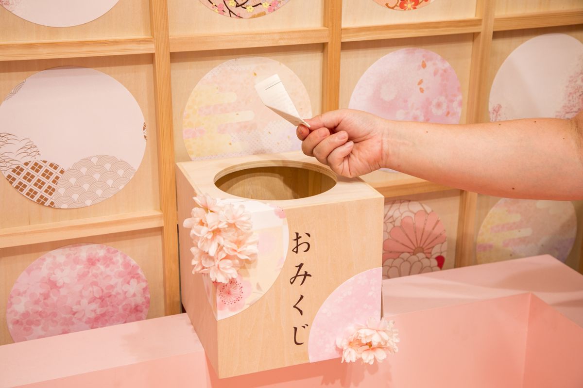 お店のSNSをフォローするとおみくじが引ける