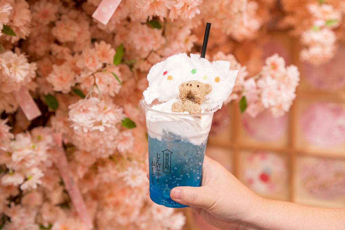 桜のアートフラワーを背景に撮影